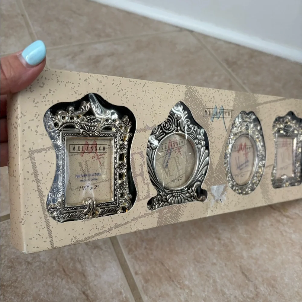 set of 4 vintage 1996 Melannco silver-plated Victorian-style mini picture frames - Picture 2 of 9